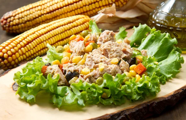 Ensalada de atún con mais sobre tabla de madera —  Fotos de Stock