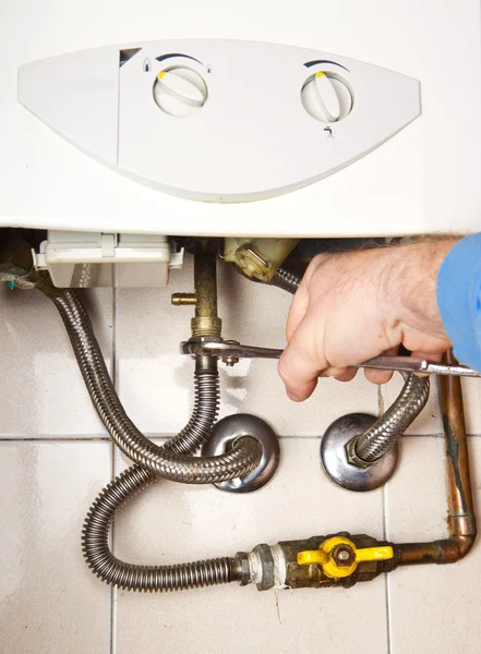 Loodgieter op het werk. onderhoud van de gas-ketel — Stockfoto