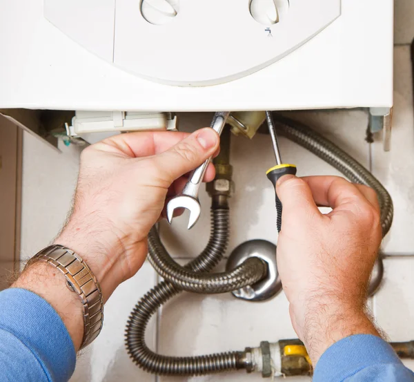 Loodgieter op het werk. onderhoud van de gas-ketel — Stockfoto