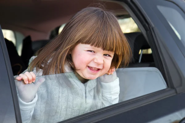 Liten flicka som är redo att lämna för semester — Stockfoto