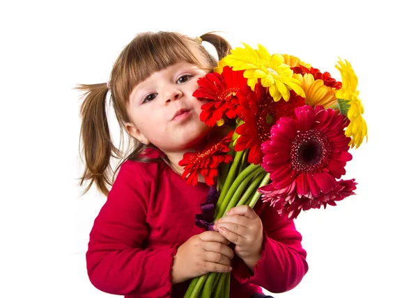 Sevimli küçük kız gerbera çiçekleri buketi ile — Stockfoto