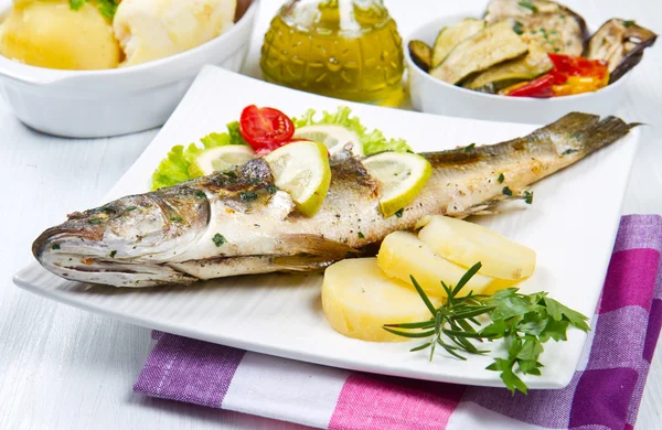 Ψάρια, λαβράκι ψημένο στη σχάρα με λεμόνι, σαλάτα και πατάτες — Φωτογραφία Αρχείου