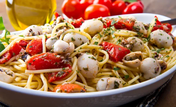 Espaguetis con sepia y tomates — Foto de Stock
