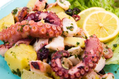 ahtapot salatası patates ile