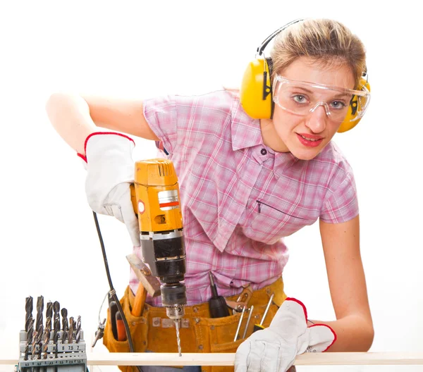 Vrouwelijke timmerman aan het werk met behulp van handboormachine — Stockfoto