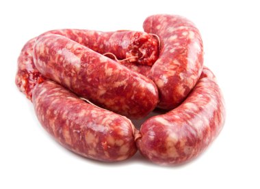 Beyaz arka plan üzerinde izole taze sosis 