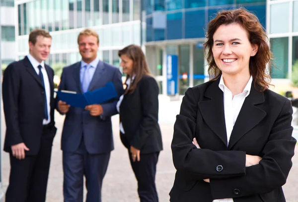 Grupo de empresarios con líder empresaria en primer plano — Foto de Stock