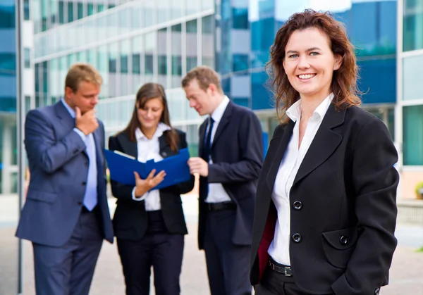 Grupp av affärsmän affärskvinna ledare på förgrunden — Stockfoto
