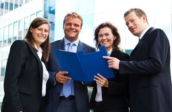 Employés confiants discutant du document à la réunion — Photo