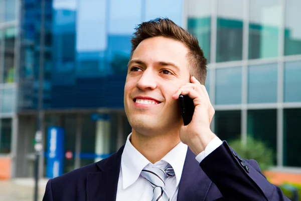 Portrait d'un jeune homme d'affaires parlant au téléphone — Photo