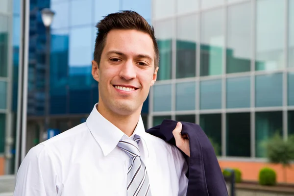 Ein hübscher junger Geschäftsmann im Bürogebäude — Stockfoto