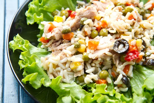 Salada de atum com arroz e legumes — Fotografia de Stock