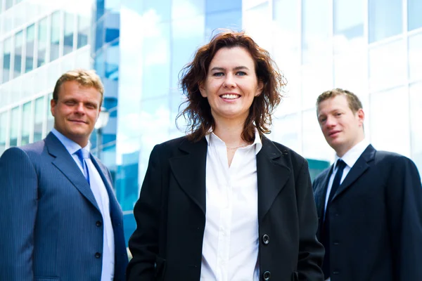 Gruppo di uomini d'affari con leader donna d'affari in primo piano — Foto Stock