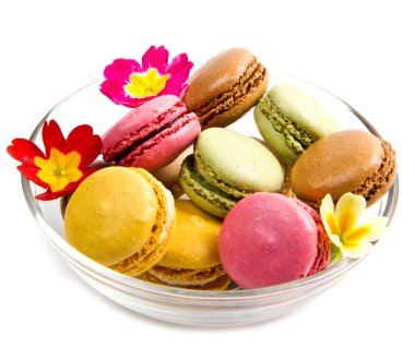 renkli macaroons ile beyaz kase