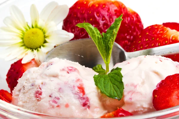 Crème glacée aux fraises aux fruits gros plan — Photo