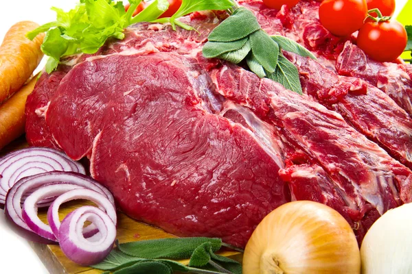 Огромный кусок красного мяса с овощами — стоковое фото