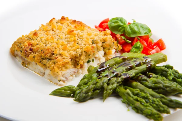 Cod fish with crispy breadcrumbs and asparagus — Stock Photo, Image