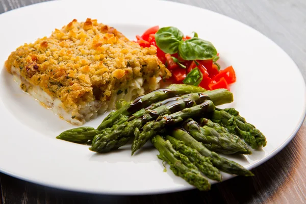 Cod fish with crispy breadcrumbs and asparagus — Stock Photo, Image