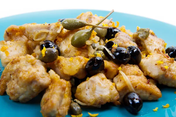 Ragoût d'espadon avec câpres et olives — Photo