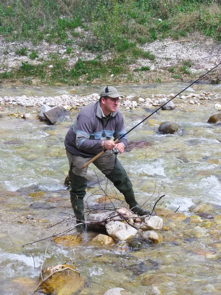 Pescador no rio — Fotografia de Stock