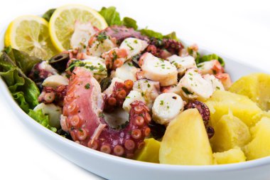 ahtapot salatası patates ile