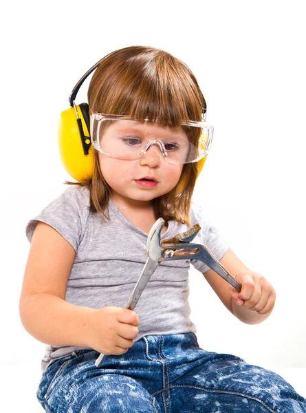 Babymeisje met werkende tool — Stockfoto