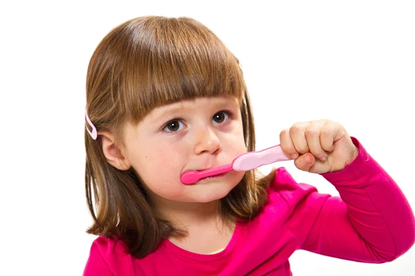 Lilla leende lockigt flickan borsta tänderna — Stockfoto