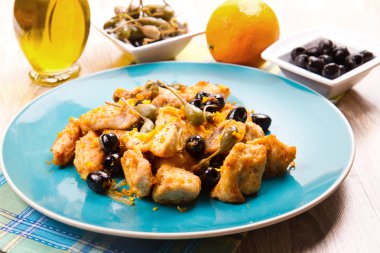 Kılıç balığı yahnisi Kapari ve zeytin ile