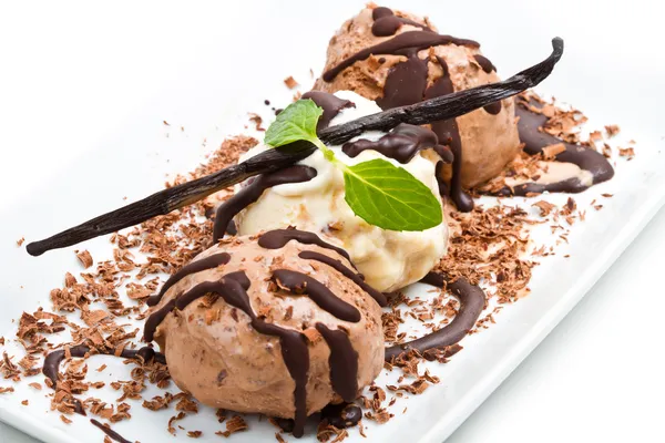 Gelato alla vaniglia e cioccolato — Foto Stock