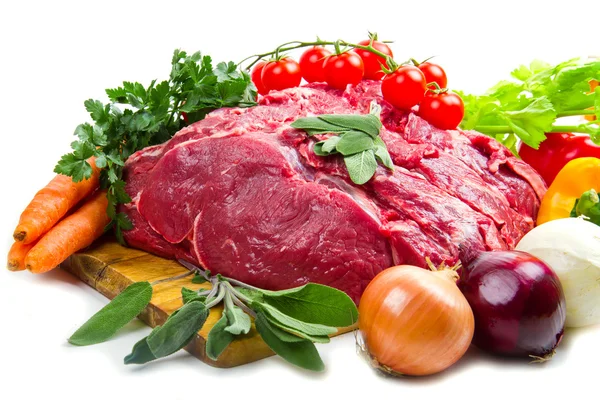 Огромный кусок красного мяса с овощами — стоковое фото