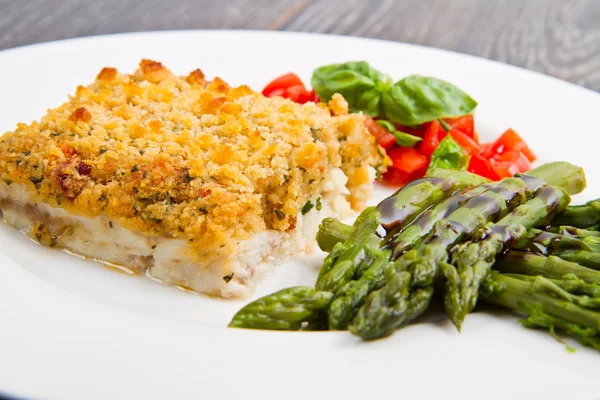 Cod fish with crispy breadcrumbs and asparagus — Stock Photo, Image