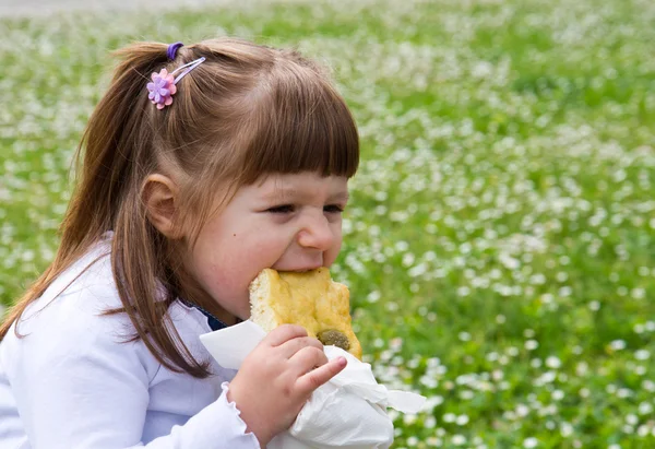Όμορφο κοριτσάκι που τρώει ένα κουλούρι ελιές — Φωτογραφία Αρχείου