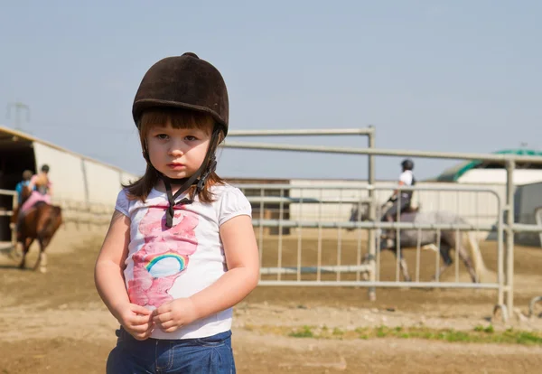 Menina no rancho de cavalos — Fotografia de Stock