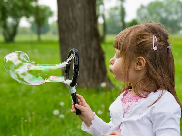 Bambina con bolle di sapone — Foto Stock