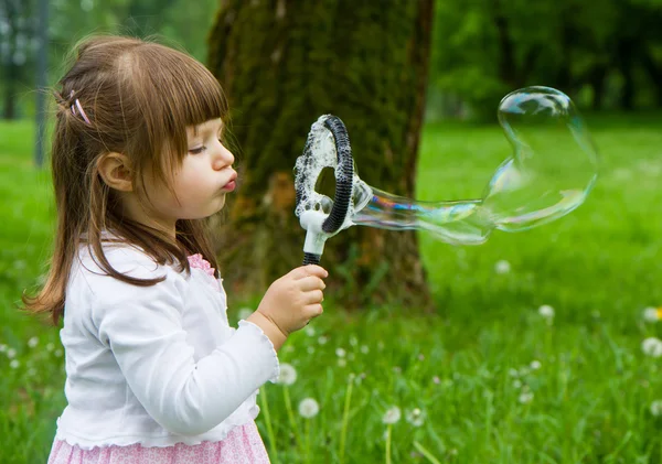 Bambina con bolle di sapone — Foto Stock