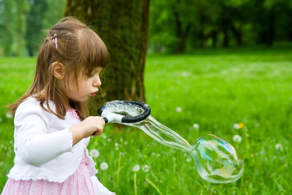 Kleines Mädchen mit Seifenblasen — Stockfoto