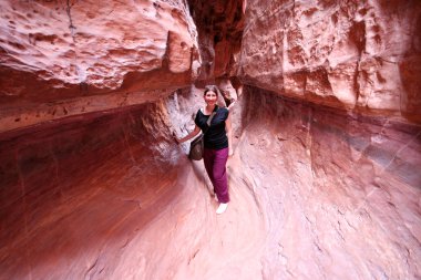 siq dar yuvasına giriş geçiş olarak gören Kanyon