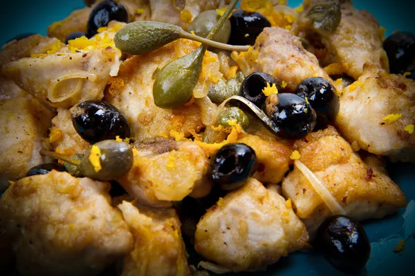 Ragoût d'espadon avec câpres et olives — Photo
