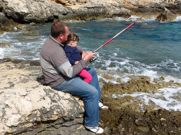 Padre e hija de pesca en el mar en el día de verano —  Fotos de Stock