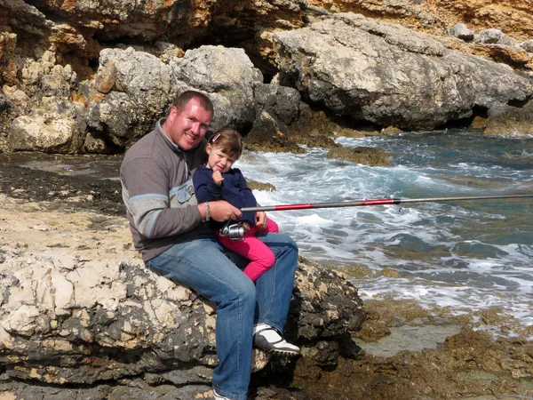 父と娘の夏の日海での釣り — ストック写真