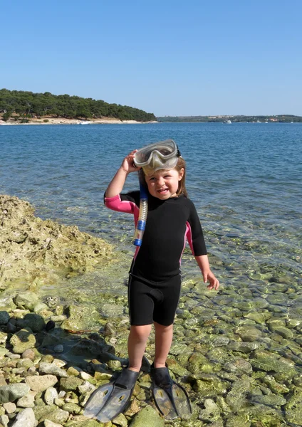 Retrato de menina feliz com roupa de mergulho, máscaras e snorkels no s — Fotografia de Stock