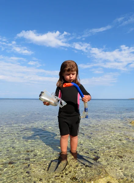 Retrato de menina feliz com roupa de mergulho, máscaras e snorkels no s — Fotografia de Stock