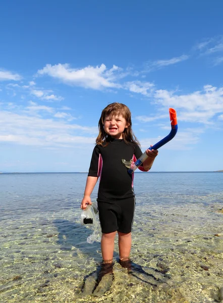 Retrato de menina feliz com roupa de mergulho, máscaras e snorkels no s — Fotografia de Stock