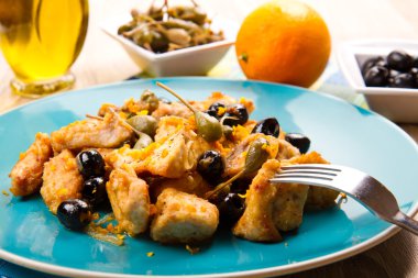 Kılıç balığı yahnisi Kapari ve zeytin ile