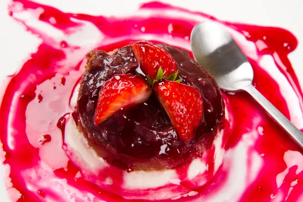 Panna cotta dessert with strawberry sirup and fresh strawberry — Stock Photo, Image