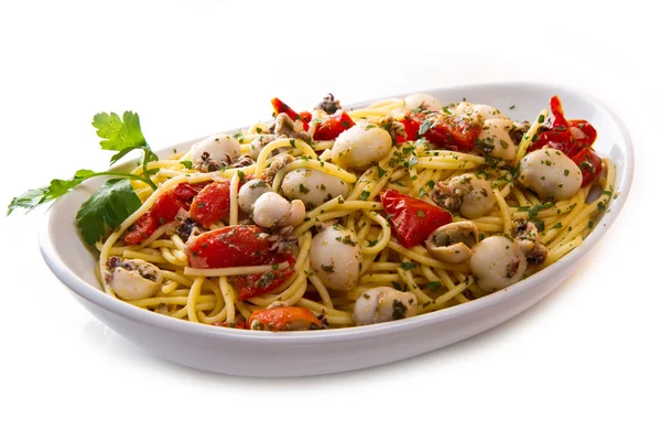 Spaghetti dengan ikan sotong dan tomat — Stok Foto