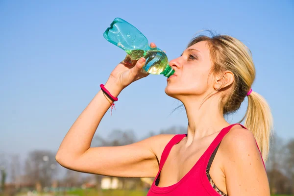 Mulher bebendo água de garrafa após o exercício de fitness sport — Fotografia de Stock