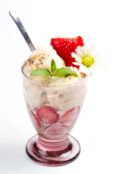 Helado de vainilla con fresa fresca en taza sobre fondo blanco —  Fotos de Stock