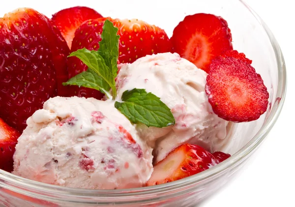 Crème glacée aux fraises aux fruits gros plan — Photo