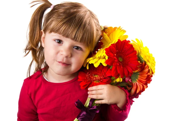 Sevimli küçük kız gerbera çiçekleri buketi ile — Stockfoto